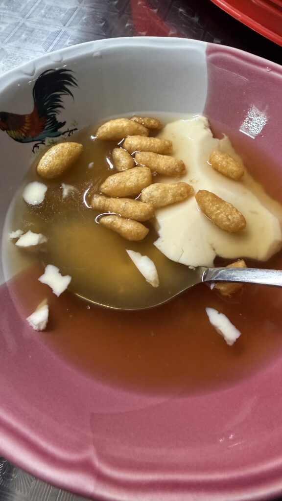 お豆腐のスイーツみたいなもの。ジンジャーペーストの温かくて甘いのに優しいお豆腐が○