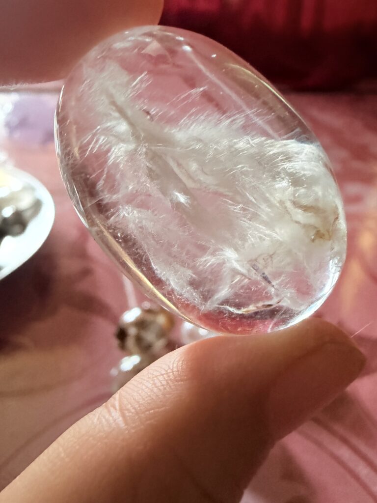 水晶の中に内包物が広がるガーデンクォーツ