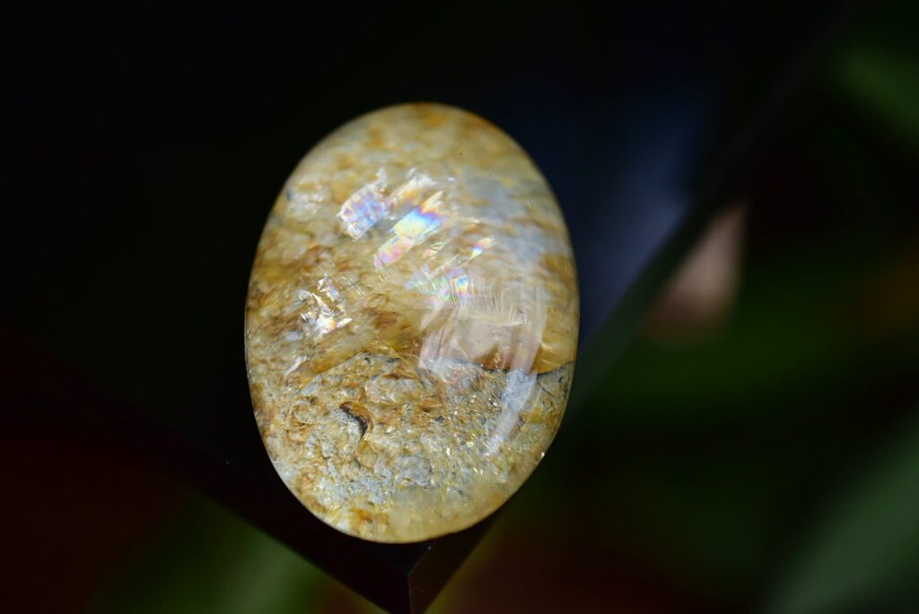 光の角度で虹色に輝く水晶