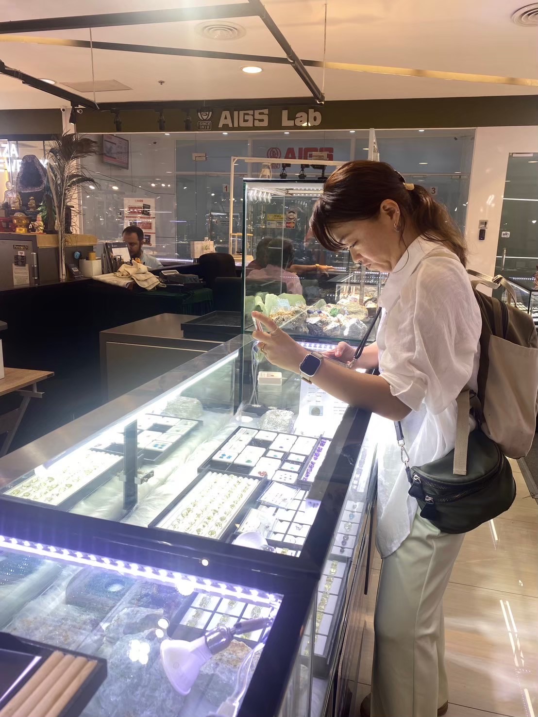 天然石の買い付けで店内の石を見ている様子
