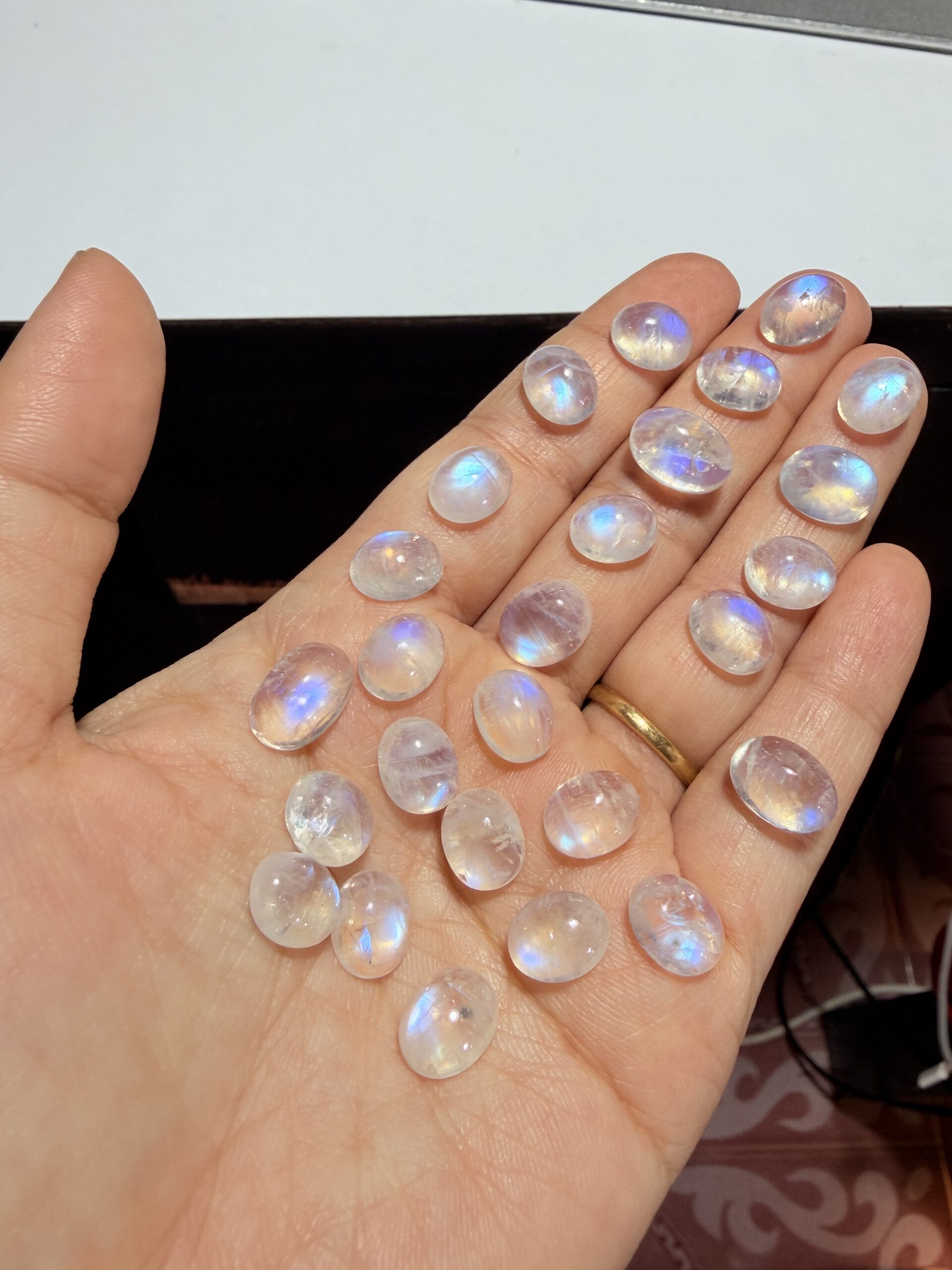 手の上に並べた、青い光が見える天然石